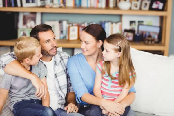 familia conversando feliz